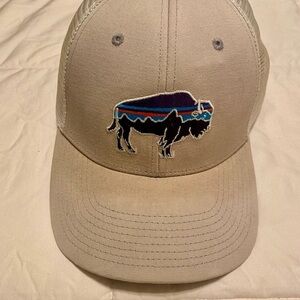 PATAGONIA Mesh Snapback Trucker Hat Bison Logo Light Gray Cap OSFM GORPCORE